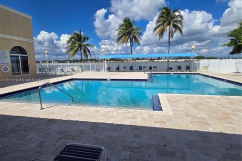 Снять в аренду квартиру в Майами, Флорида 3 спальни, 115.2м2, № 1952320 - фото 23