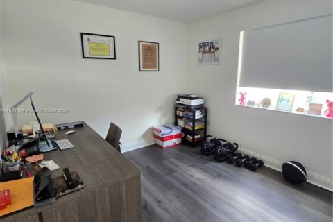 Снять в аренду квартиру в Майами, Флорида 3 спальни, 115.2м2, № 1952320 - фото 16