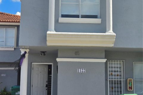 Снять в аренду квартиру в Майами, Флорида 3 спальни, 115.2м2, № 1952320 - фото 1