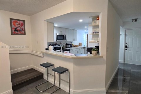 Снять в аренду квартиру в Майами, Флорида 3 спальни, 115.2м2, № 1952320 - фото 5