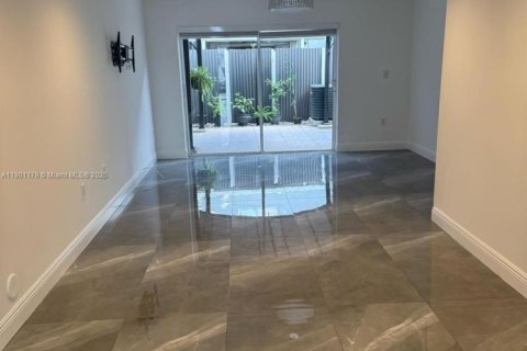 Снять в аренду квартиру в Майами, Флорида 3 спальни, 115.2м2, № 1952320 - фото 9