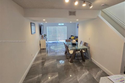 Снять в аренду квартиру в Майами, Флорида 3 спальни, 115.2м2, № 1952320 - фото 8