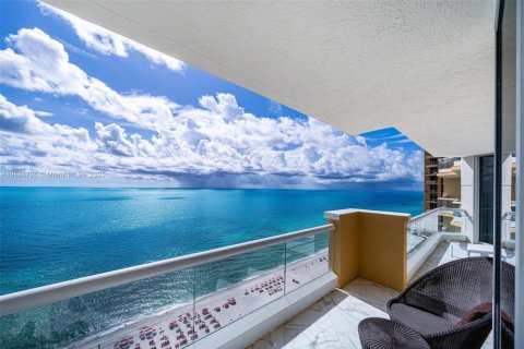 Снять в аренду кондоминиум в Санни-Айлс-Бич, Флорида 3 спальни, 205.69м2, № 1981677 - фото 1