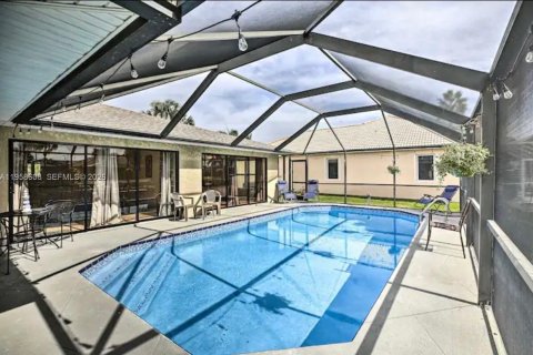 Casa en venta en Cape Coral, Florida, 4 dormitorios, 193.05 m2 № 2017503 - foto 28