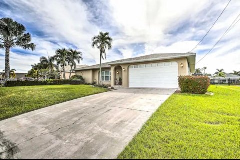 Casa en venta en Cape Coral, Florida, 4 dormitorios, 193.05 m2 № 2017503 - foto 2