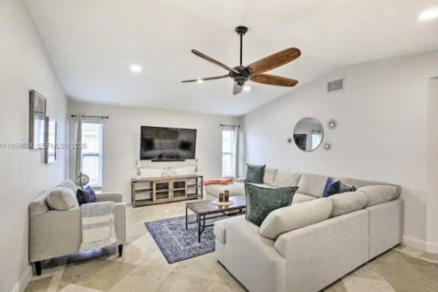 Casa en venta en Cape Coral, Florida, 4 dormitorios, 193.05 m2 № 2017503 - foto 4