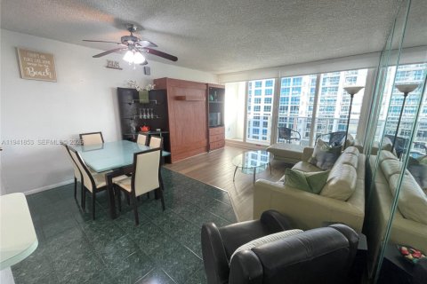 Condominio en alquiler en Hollywood, Florida, 1 dormitorio, 69.68 m2 № 2054144 - foto 4