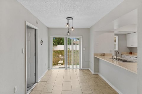 House in Largo, Florida 3 bedrooms, 88.91 sq.m. № 1683096 - photo 10