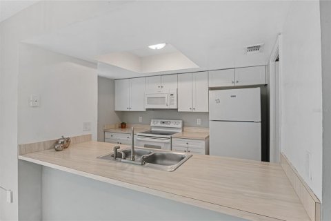 House in Largo, Florida 3 bedrooms, 88.91 sq.m. № 1683096 - photo 13
