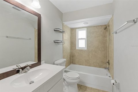 House in Largo, Florida 3 bedrooms, 88.91 sq.m. № 1683096 - photo 21