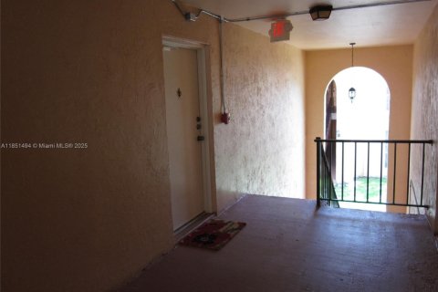 Condo in Miami, Florida, 1 bedroom  № 2035392 - photo 16