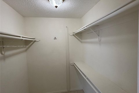 Condo in Miami, Florida, 1 bedroom  № 2035392 - photo 11