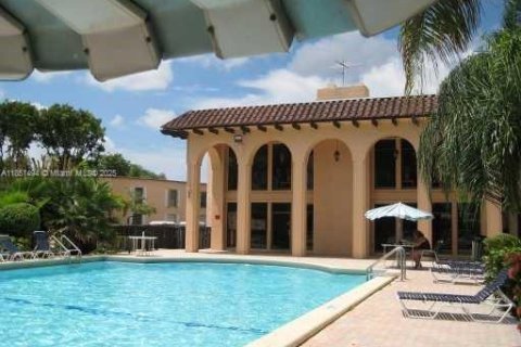 Condo in Miami, Florida, 1 bedroom  № 2035392 - photo 18