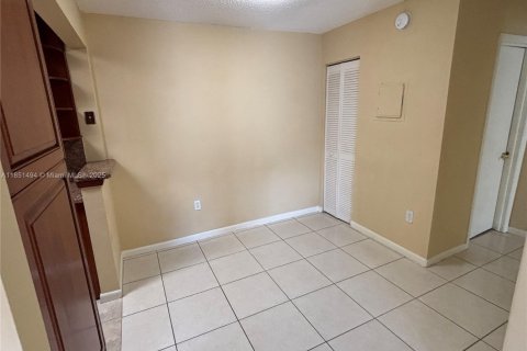 Condo in Miami, Florida, 1 bedroom  № 2035392 - photo 9
