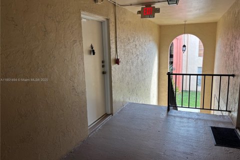 Condo in Miami, Florida, 1 bedroom  № 2035392 - photo 15