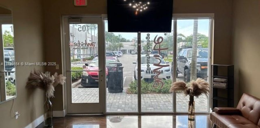 Commercial property in Cooper City, Florida № 1703169