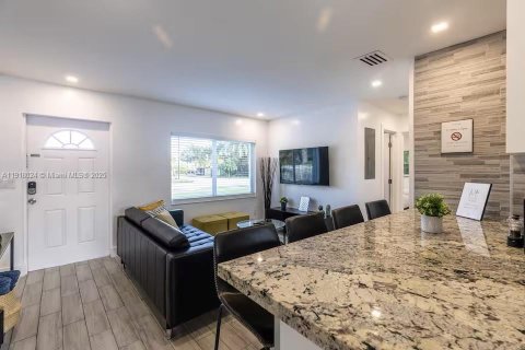 House in Oakland Park, Florida 3 bedrooms, 77.48 sq.m. № 1975561 - photo 2