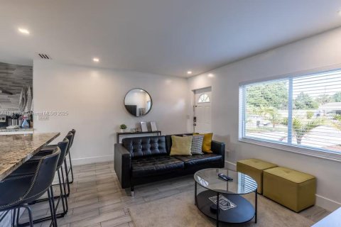 House in Oakland Park, Florida 3 bedrooms, 77.48 sq.m. № 1975561 - photo 3