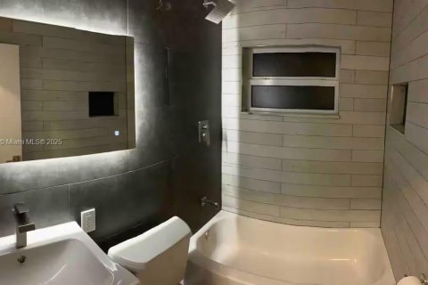 House in Oakland Park, Florida 3 bedrooms, 77.48 sq.m. № 1975561 - photo 12