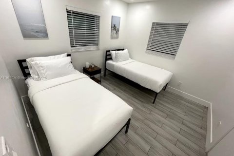 House in Oakland Park, Florida 3 bedrooms, 77.48 sq.m. № 1975561 - photo 11