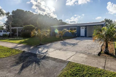 House in Oakland Park, Florida 3 bedrooms, 77.48 sq.m. № 1975561 - photo 1