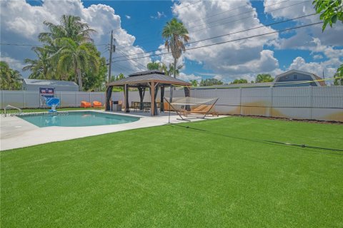 House in Deerfield Beach, Florida 3 bedrooms, 110.93 sq.m. № 1971934 - photo 3