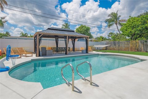 House in Deerfield Beach, Florida 3 bedrooms, 110.93 sq.m. № 1971934 - photo 7