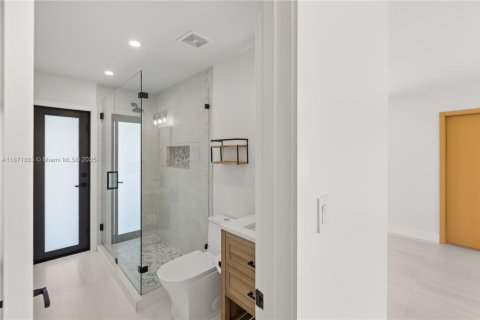 Casa en alquiler en Miami, Florida, 4 dormitorios, 140.84 m2 № 1941888 - foto 16