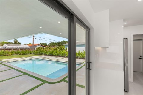 Casa en alquiler en Miami, Florida, 4 dormitorios, 140.84 m2 № 1941888 - foto 14