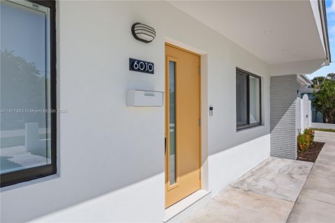 Casa en alquiler en Miami, Florida, 4 dormitorios, 140.84 m2 № 1941888 - foto 4