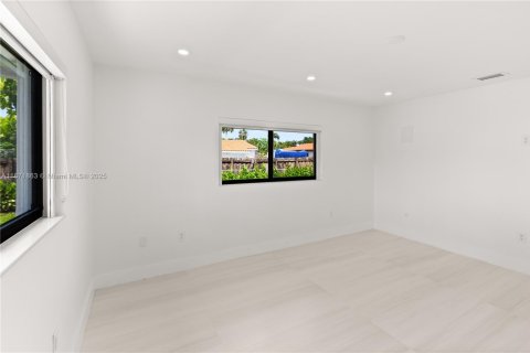 Casa en alquiler en Miami, Florida, 4 dormitorios, 140.84 m2 № 1941888 - foto 25