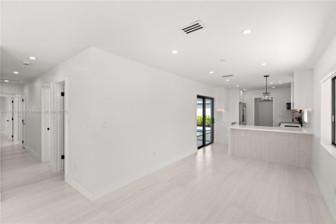 Casa en alquiler en Miami, Florida, 4 dormitorios, 140.84 m2 № 1941888 - foto 5