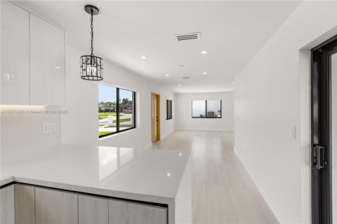 Villa ou maison à louer à Miami, Floride: 4 chambres, 140.84 m2 № 1941888 - photo 13