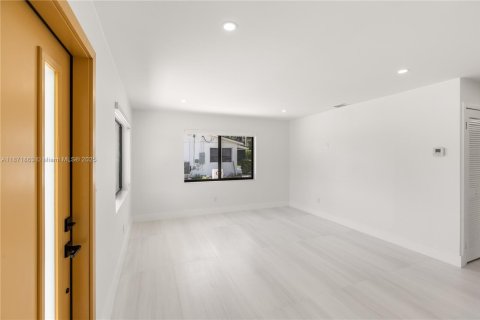 Casa en alquiler en Miami, Florida, 4 dormitorios, 140.84 m2 № 1941888 - foto 15