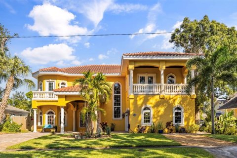 House in Saint Petersburg, Florida 5 bedrooms, 381.46 sq.m. № 2394372