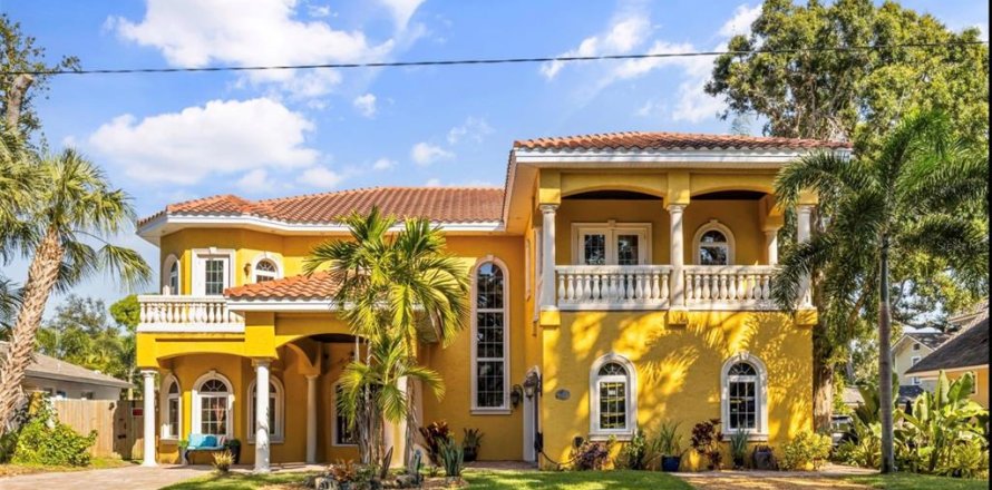 House in Saint Petersburg, Florida 5 bedrooms, 381.46 sq.m. № 2394372
