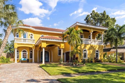 House in Saint Petersburg, Florida 5 bedrooms, 381.46 sq.m. № 2394372 - photo 2
