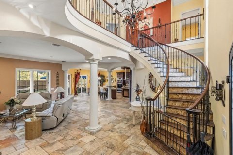 House in Saint Petersburg, Florida 5 bedrooms, 381.46 sq.m. № 2394372 - photo 3