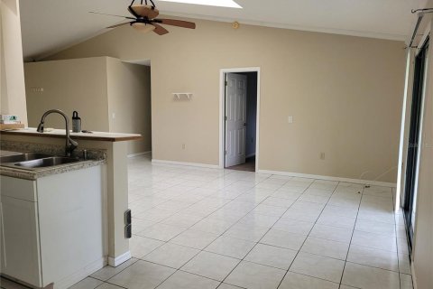 House in Deltona, Florida 3 bedrooms, 126.81 sq.m. № 2306679 - photo 5