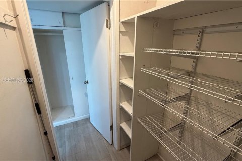 Снять в аренду виллу или дом в Бей-Харбор-Айлендс, Флорида 2 спальни, 1450.39м2, № 2048156 - фото 11