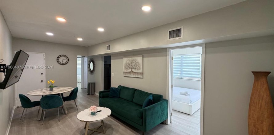 Дом в Бей-Харбор-Айлендс, Флорида 2 спальни, 1450.39м2 № 2048156