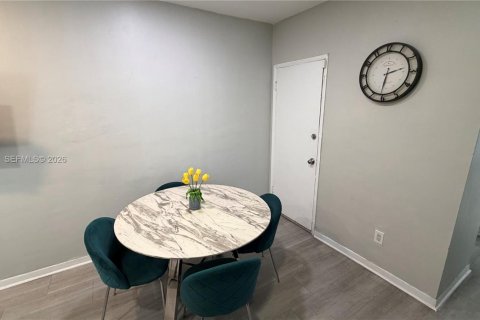 Снять в аренду виллу или дом в Бей-Харбор-Айлендс, Флорида 2 спальни, 1450.39м2, № 2048156 - фото 4