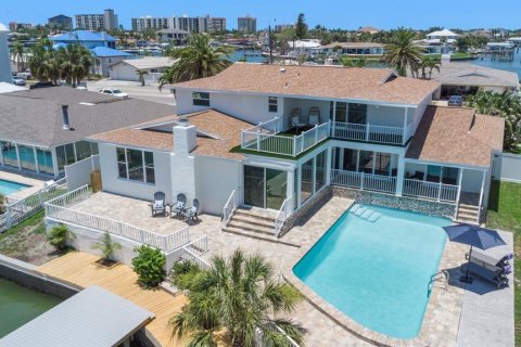 House in Clearwater, Florida 5 bedrooms, 286.7 sq.m. № 2093368