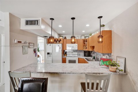 Townhouse in Hialeah, Florida 2 bedrooms, 130.81 sq.m. № 1944947 - photo 11