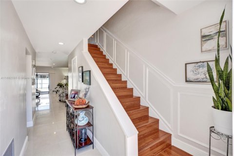 Townhouse in Hialeah, Florida 2 bedrooms, 130.81 sq.m. № 1944947 - photo 2