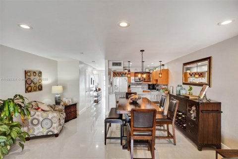 Townhouse in Hialeah, Florida 2 bedrooms, 130.81 sq.m. № 1944947 - photo 8