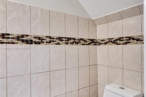 Townhouse in Hialeah, Florida 2 bedrooms, 130.81 sq.m. № 1944947 - photo 15