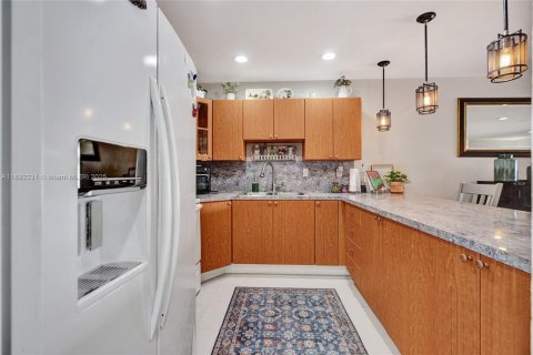 Townhouse in Hialeah, Florida 2 bedrooms, 130.81 sq.m. № 1944947 - photo 12
