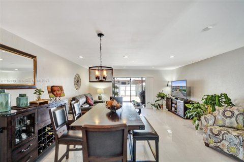 Townhouse in Hialeah, Florida 2 bedrooms, 130.81 sq.m. № 1944947 - photo 4