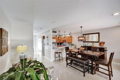 Townhouse in Hialeah, Florida 2 bedrooms, 130.81 sq.m. № 1944947 - photo 5